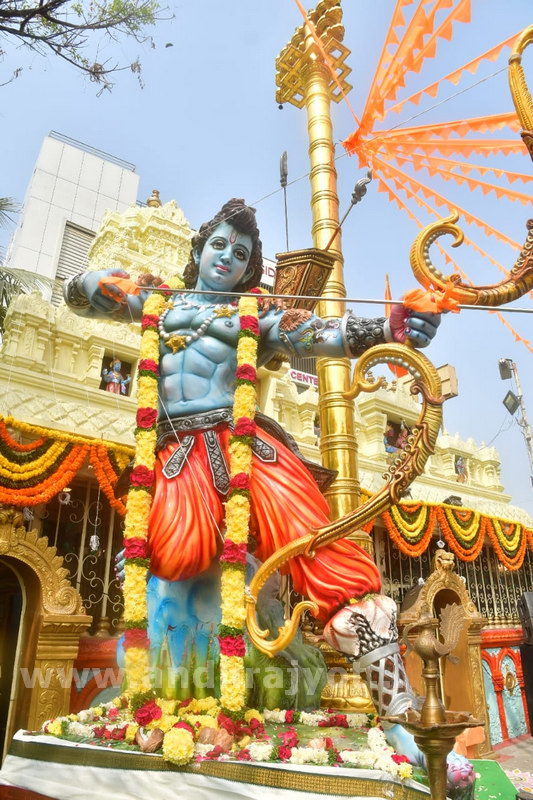 నగరం.. భక్తిపారవశ్యం