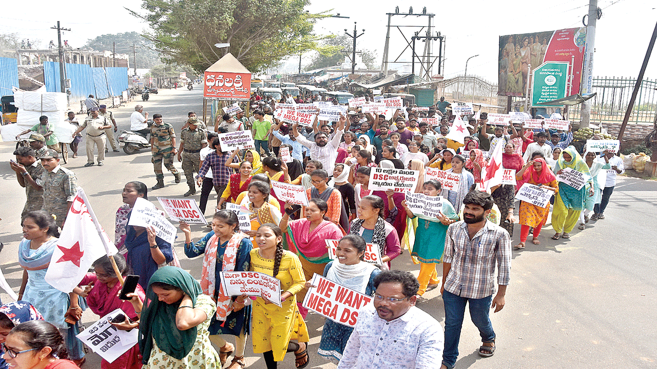 మెగా డీఎస్సీ ఇవ్వాల్సిందే