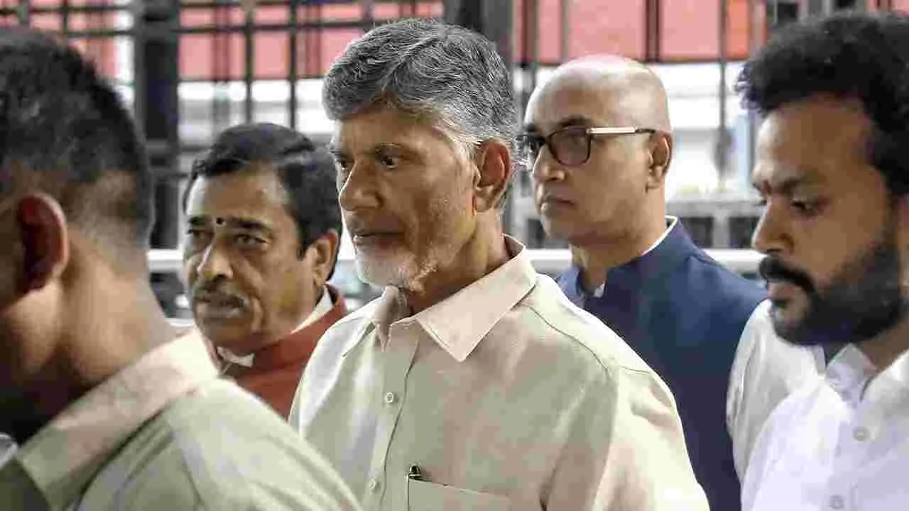 Chandrababu Delhi Tour: ఢిల్లీకి చేరుకున్న చంద్రబాబు.. కాసేపట్లో అమిత్ షాతో భేటీ..