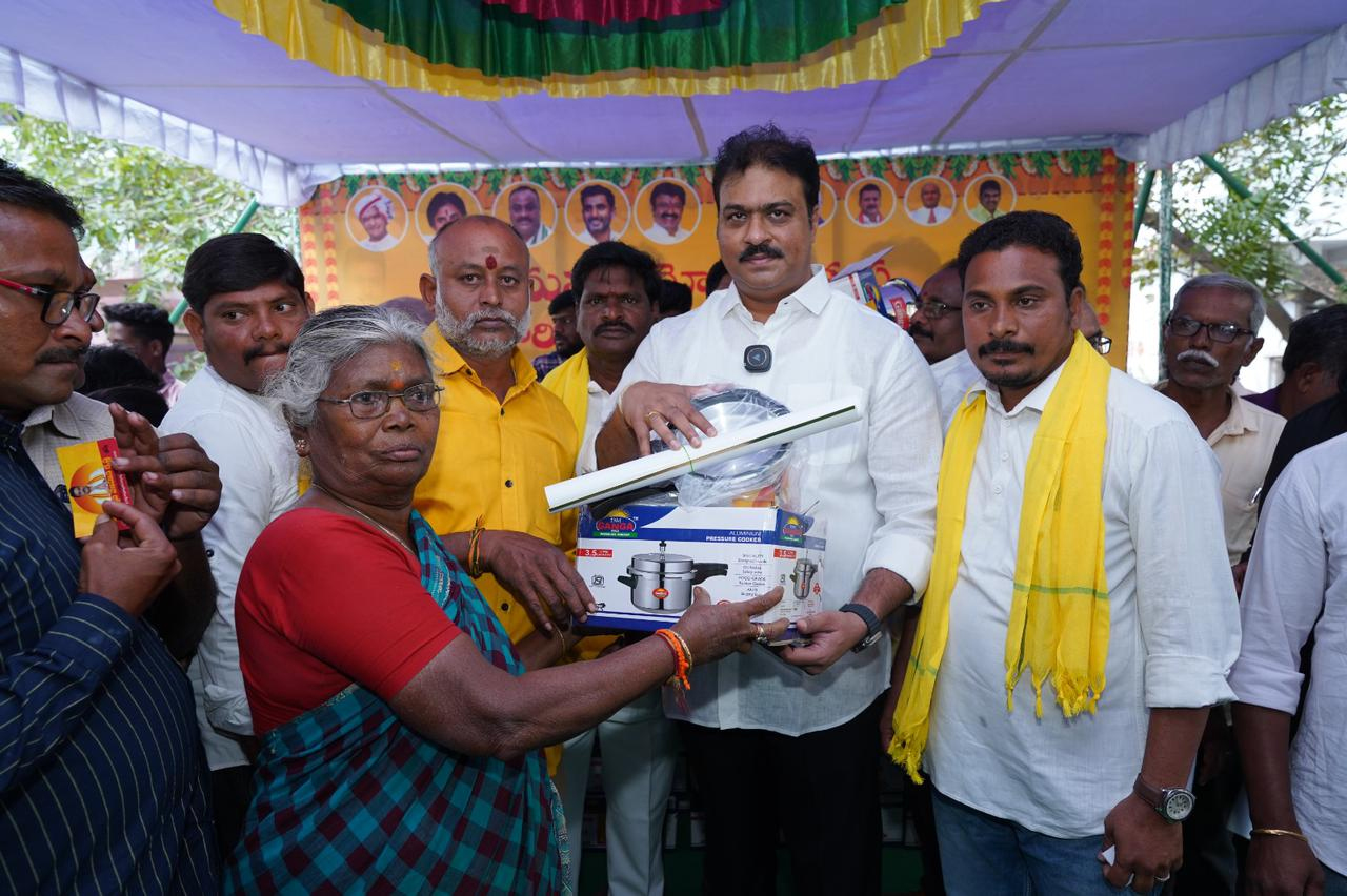 TDP : వెయ్యి పేద కుటుంబాలకు ప్రెషర్ కుక్కర్లు పంపిణీ  చేసిన మన్నవ