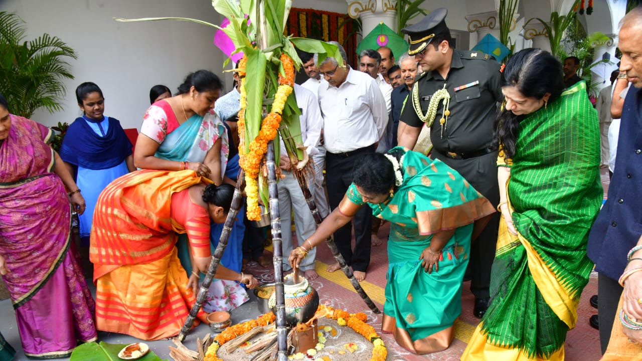Sankranthi Celebrations in Raj Bhawan: సంక్రాంతి సంబరాల్లో తమిళిసై..