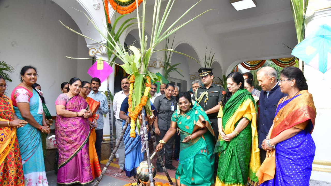 Sankranthi Celebrations in Raj Bhawan: సంక్రాంతి సంబరాల్లో తమిళిసై..