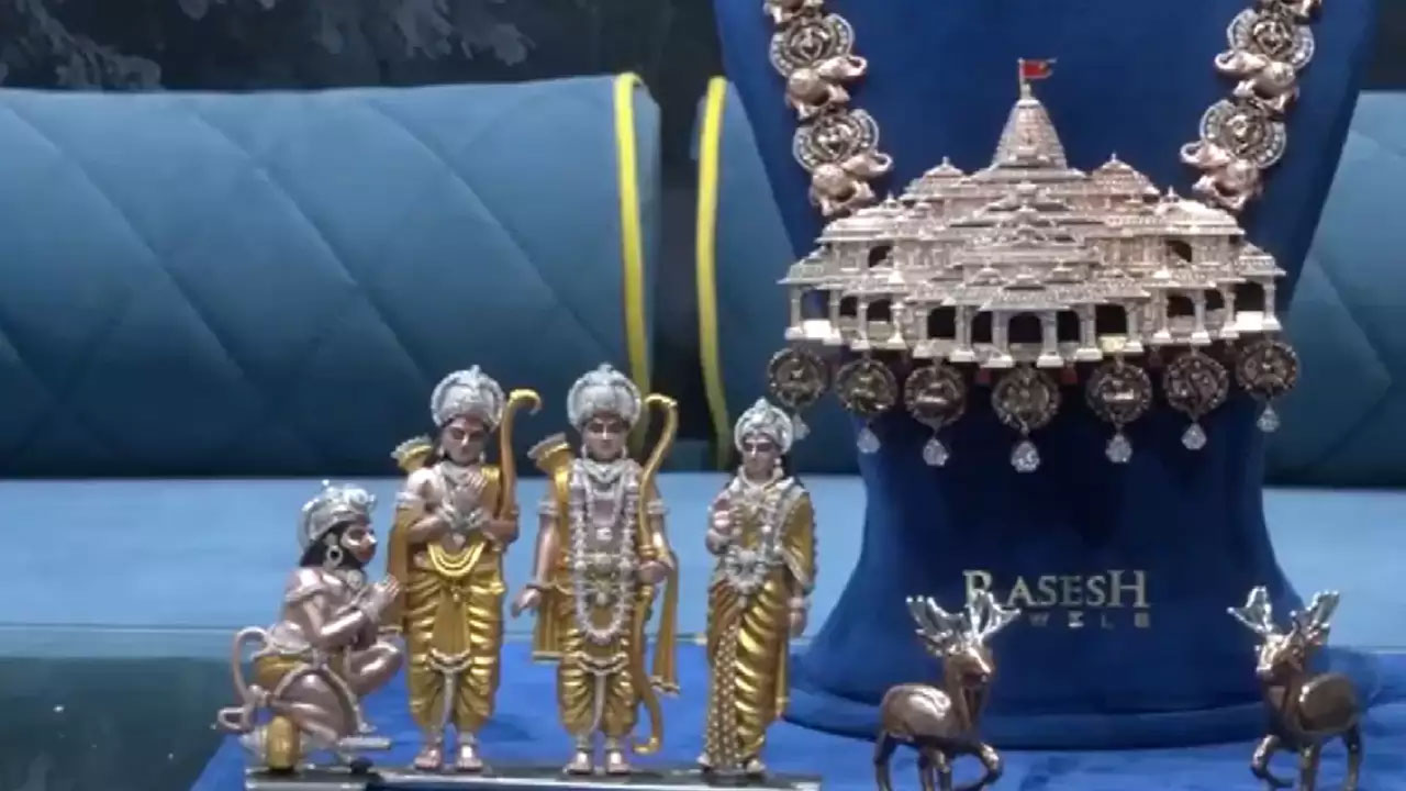 Ayodhya: నెక్లెస్‌పై 5 వేల వజ్రాలతో అయోధ్య రామ మందిరం తయారు