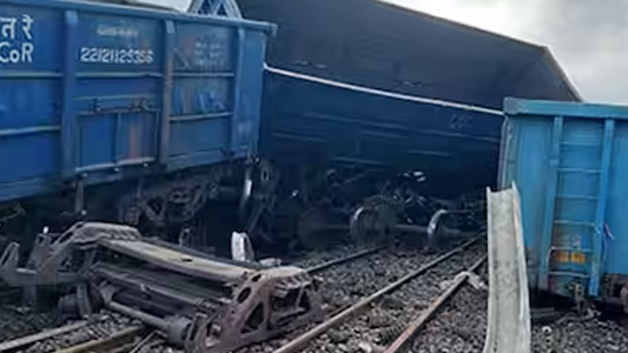 Goods Train: పట్టాలు తప్పిన గూడ్స్ రైలు