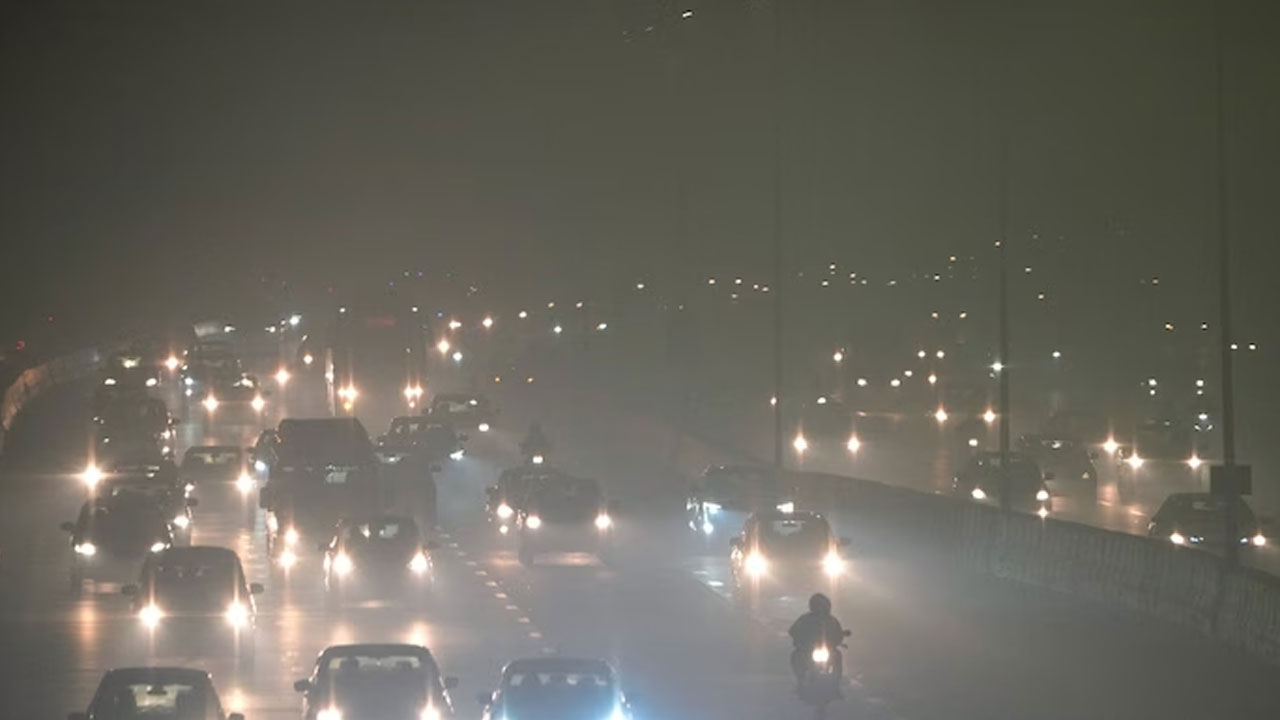 Dense fog: కొనసాగుతున్న దట్టమైన పొగమంచు.. దారుణంగా పడిపోయిన ఉష్ణోగ్రతలు