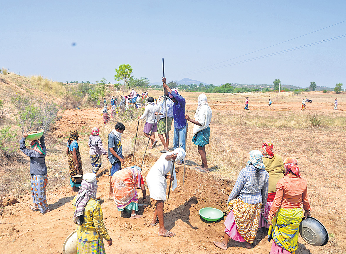 ఉపాధికి తగ్గింపు.. ఆవాస్‌కు పెంపు 