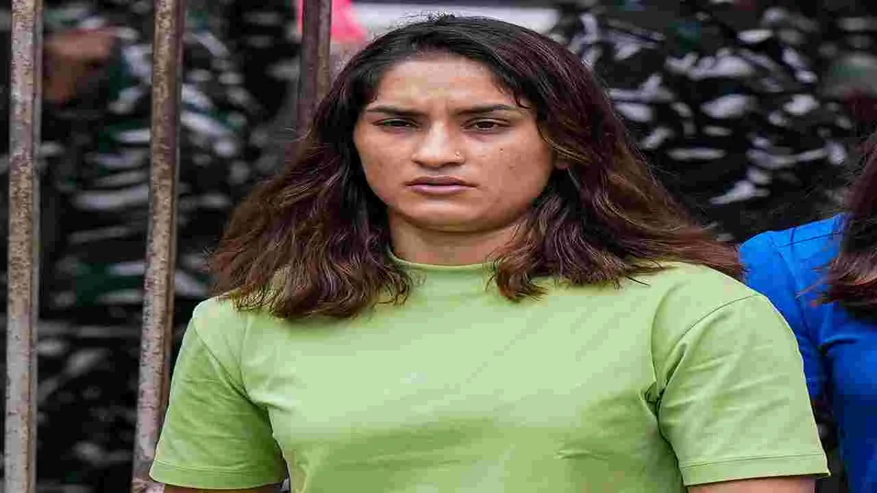 Paris Olympics: ఆసుపత్రిలో చేరిన వినేష్ ఫోగట్.. 