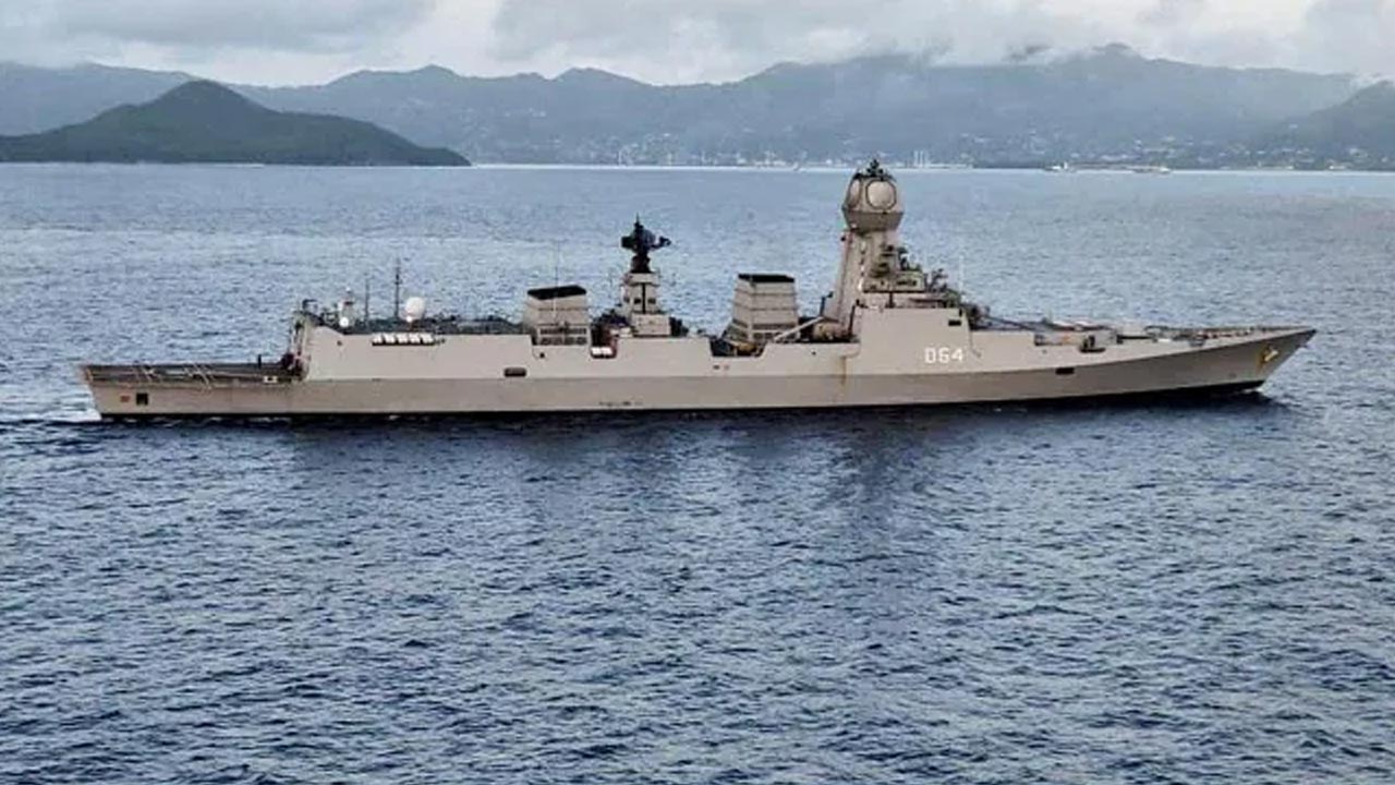 India Deploys Warships: అరేబియా సముద్రంలో మూడు యుద్ధనౌకలను మోహరించిన భారత నేవీ