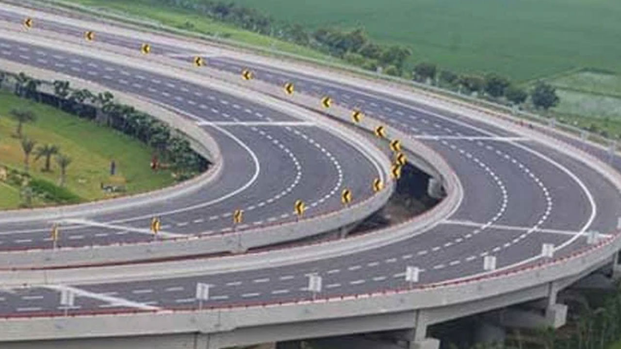 Yamuna Expressway: యమునా ఎక్స్‌ప్రెస్‌వే ప్రమాదం.. ఐదుగురు సజీవదహనం..