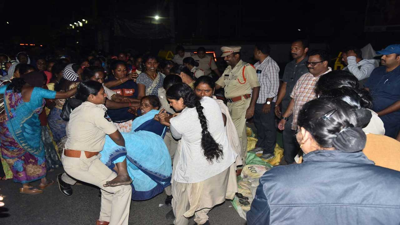 అంగన్‌వాడీల దీక్ష భగ్నం.. అరెస్టు..