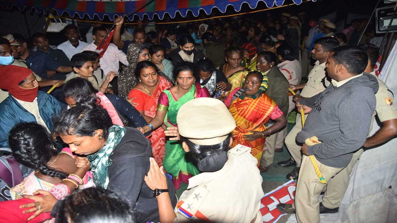 అంగన్‌వాడీల దీక్ష భగ్నం.. అరెస్టు..
