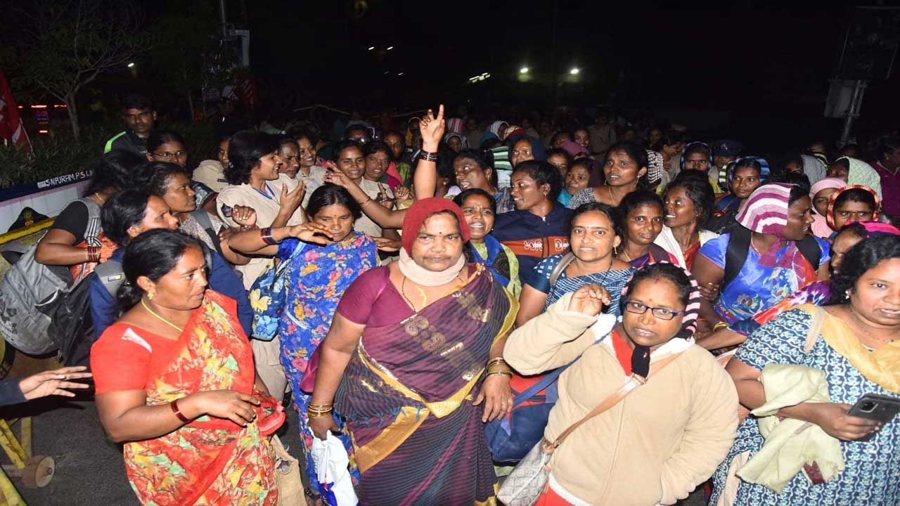 అంగన్‌వాడీల దీక్ష భగ్నం.. అరెస్టు..