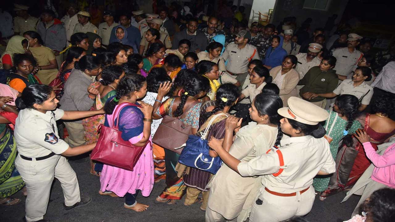 అంగన్‌వాడీల దీక్ష భగ్నం.. అరెస్టు..