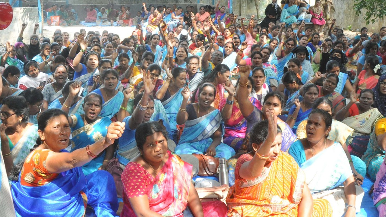 Anganwadi Strike: అంగన్వాడీలపై పోలీసుల దమనకాండ.. ఖాకీల దౌర్జన్యంతో పలువురికి గాయాలు