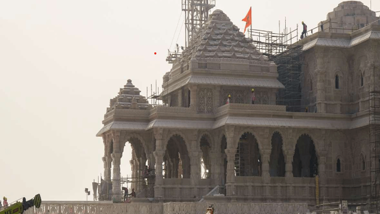 Ayodhya: రామ్‌లల్లా పూజకు పువ్వులు అందజేస్తున్న ముస్లిం కుటుంబం