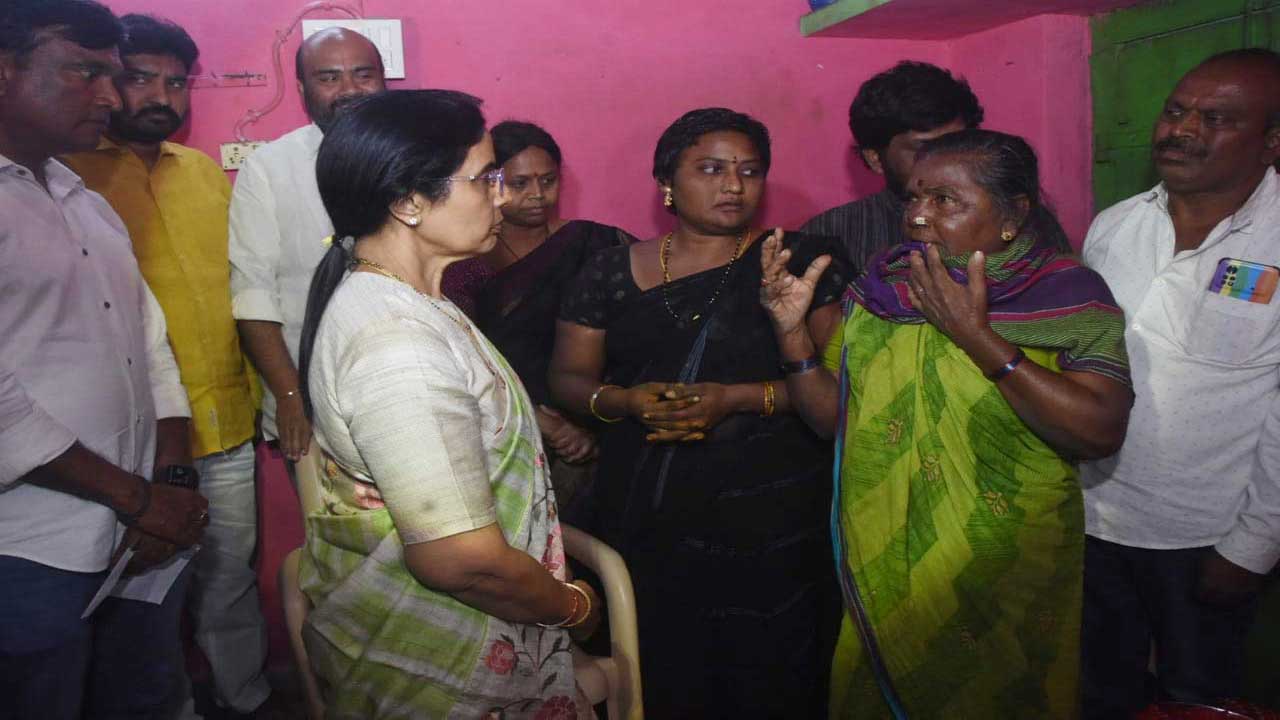నారా భువనేశ్వరి నిజం గెలవాలి యాత్ర.. బాధితులకు ఆర్థిక సాయం