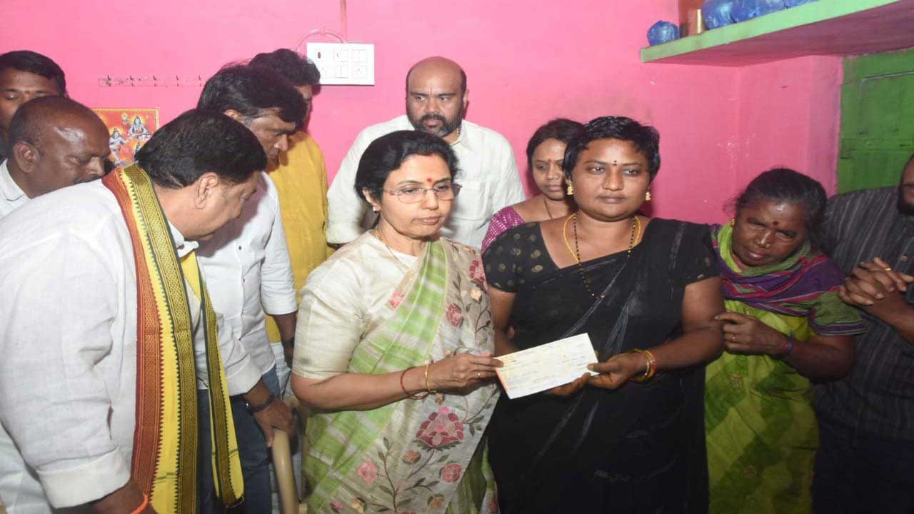 నారా భువనేశ్వరి నిజం గెలవాలి యాత్ర.. బాధితులకు ఆర్థిక సాయం