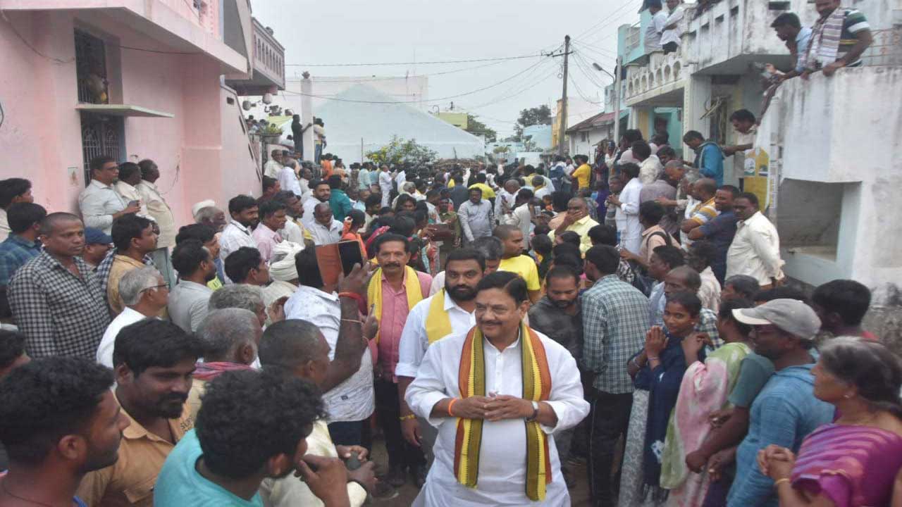 నారా భువనేశ్వరి నిజం గెలవాలి యాత్ర.. బాధితులకు ఆర్థిక సాయం