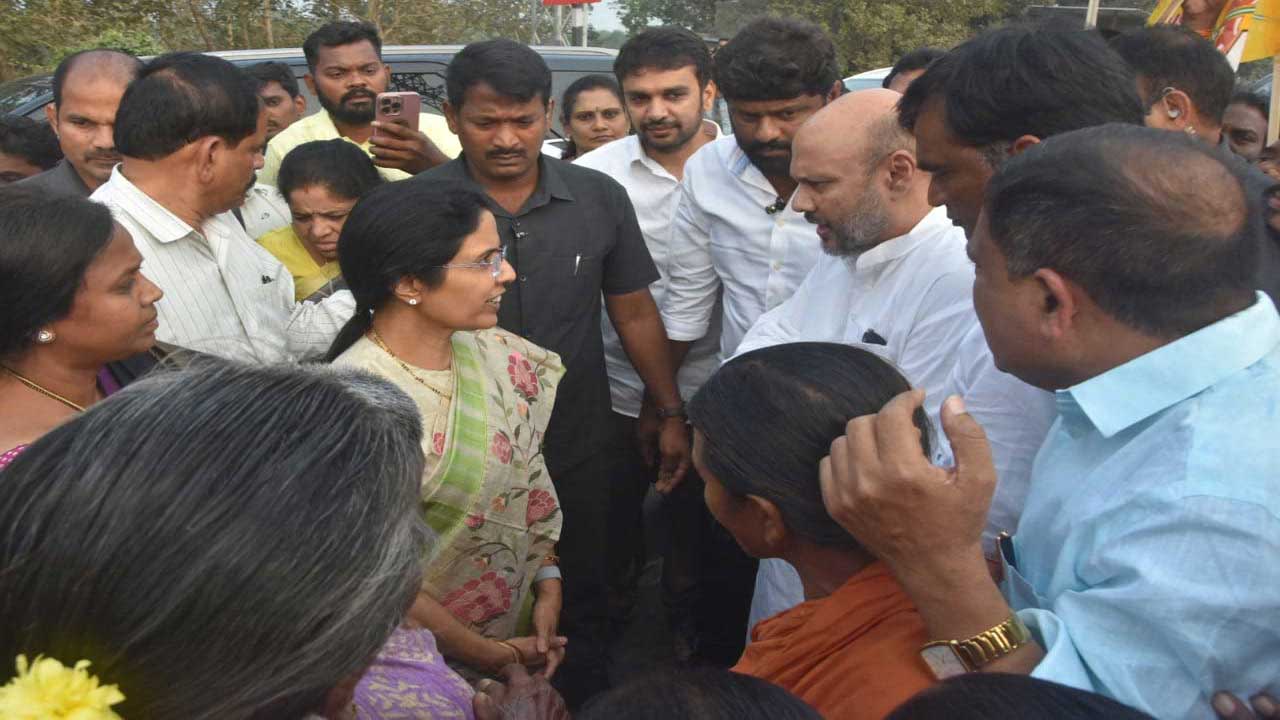 నారా భువనేశ్వరి నిజం గెలవాలి యాత్ర.. బాధితులకు ఆర్థిక సాయం