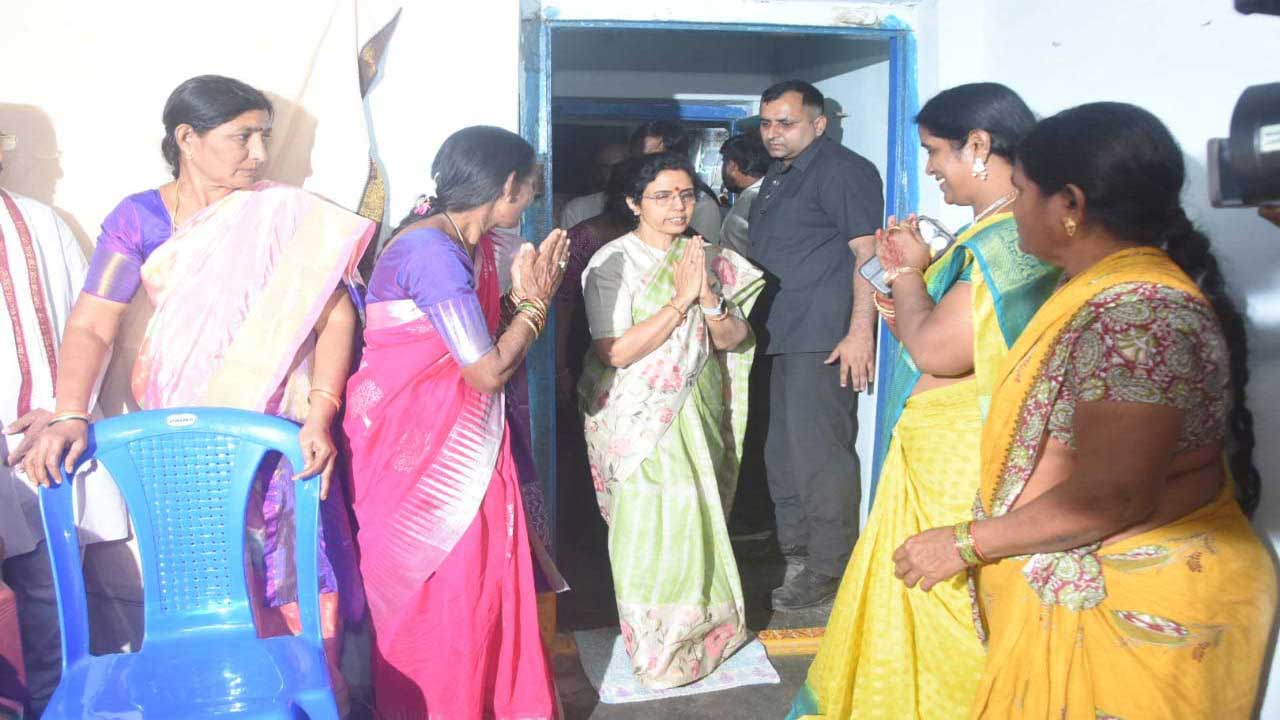 నారా భువనేశ్వరి నిజం గెలవాలి యాత్ర.. బాధితులకు ఆర్థిక సాయం