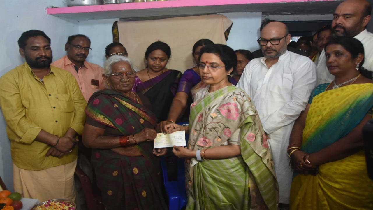 నారా భువనేశ్వరి నిజం గెలవాలి యాత్ర.. బాధితులకు ఆర్థిక సాయం