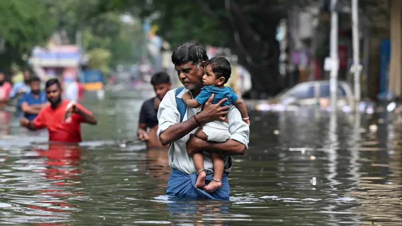 Cyclone Michaung: వరదలు మిగిల్చిన విషాదం.. చెన్నైలో జనజీవనం అస్తవ్యస్తం