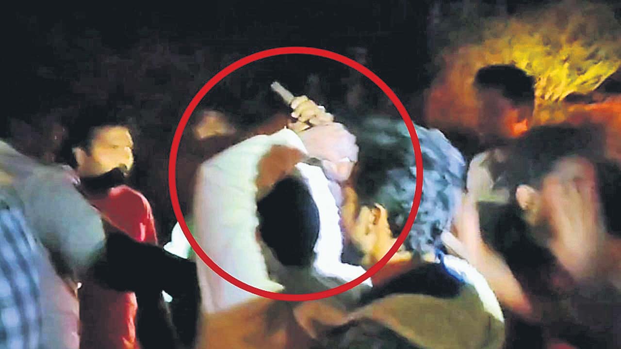 Mafioso Raging రెచ్చిపోయిన మట్టి మాఫియా | A raging mud mafia