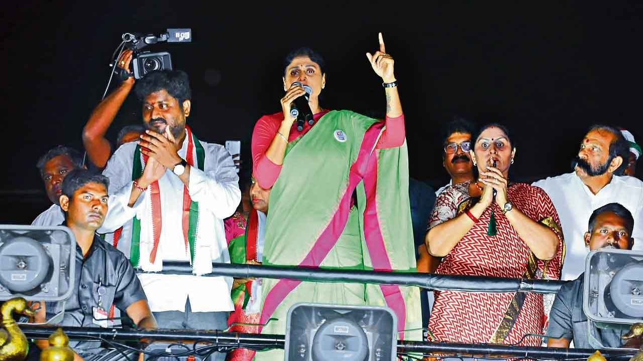 Sharmila : మళ్లీ జగన్‌ వస్తే.. మీ భూములు కబ్జానే’