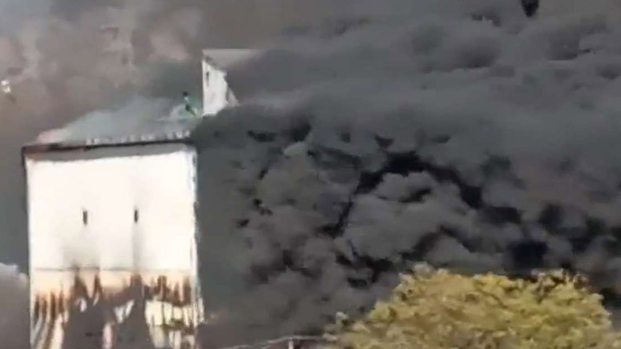 Massive fire: పెర్‌ఫ్యూమ్ ఫ్యాక్టరీలో భారీ అగ్నిప్రమాదం.. 32 మందికి గాయాలు