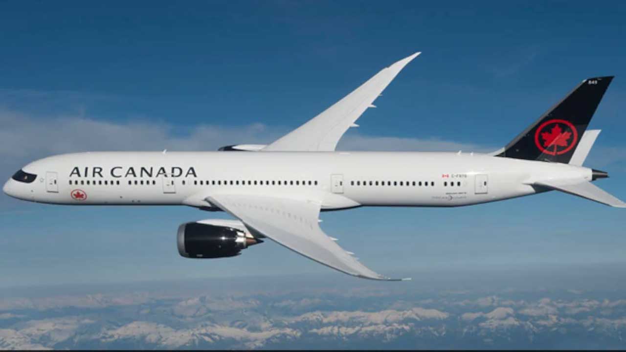  Canada Plane: విమానంలో యువకుడు హల్‌చల్, ఆగిన ఫ్లైట్.. ఎందుకంటే..?