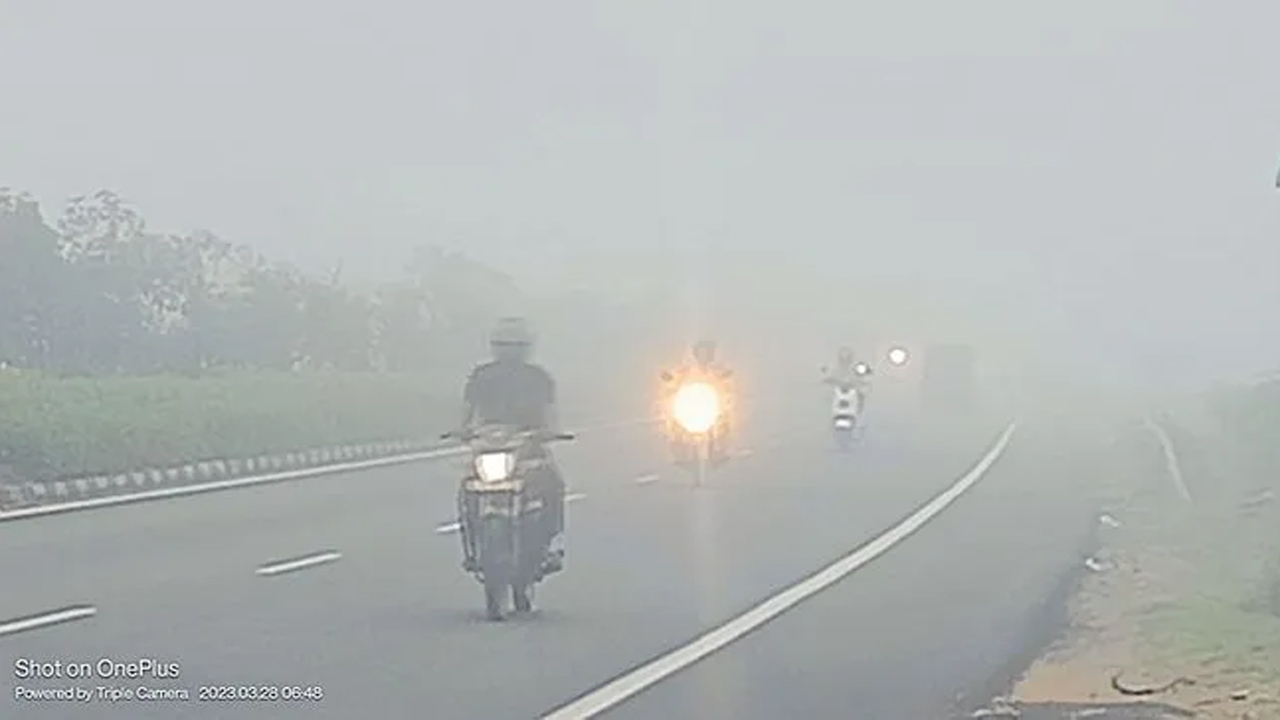 Fog: ఎన్టీఆర్ జిల్లా: కోస్తా జిల్లాలో దట్టమైన పొగమంచు  