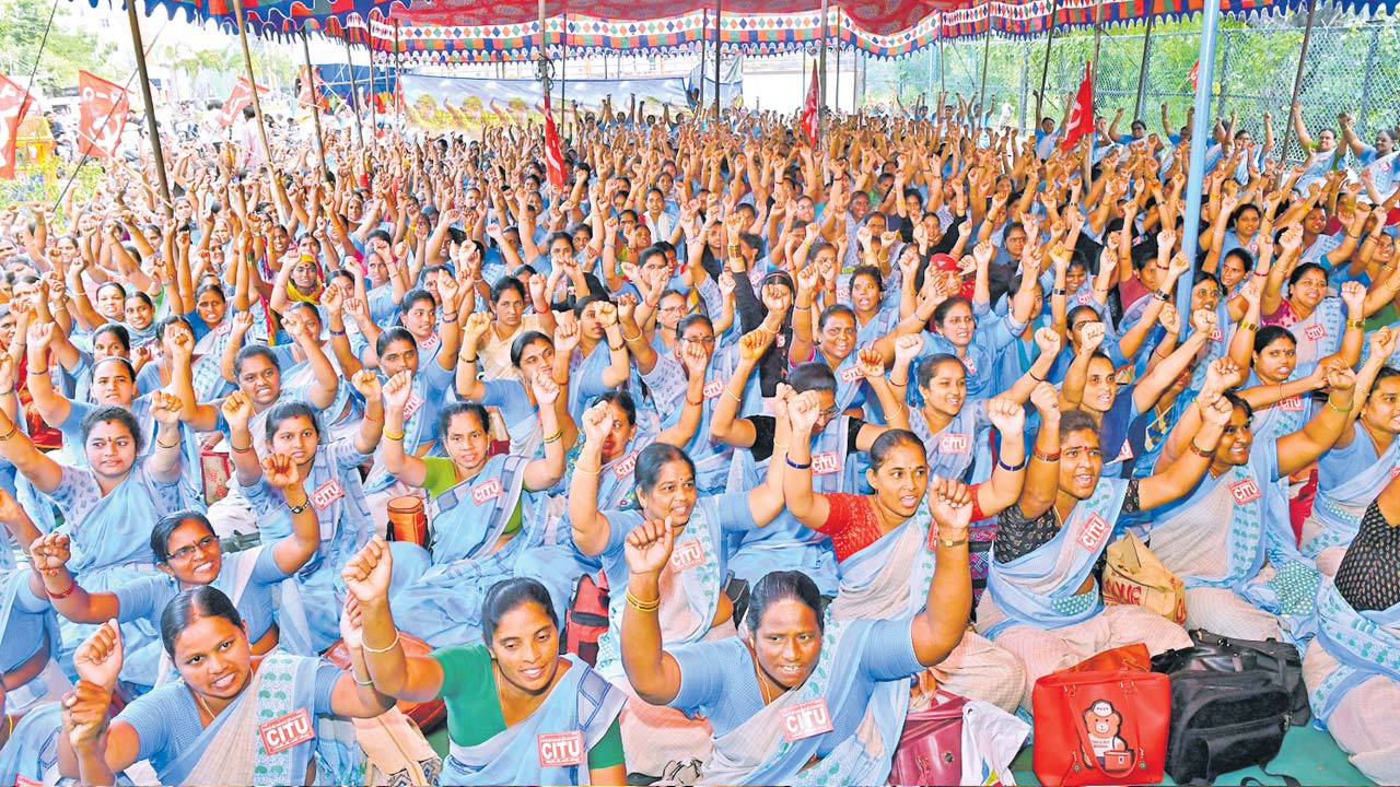 Anganwadi  Strike :  సమ్మెపై సమ్మెట! 