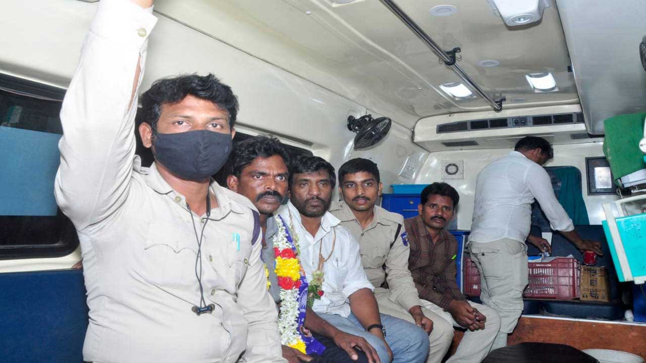 కోడి కత్తి శీను తల్లి, సోదరుడి దీక్ష భగ్నం..