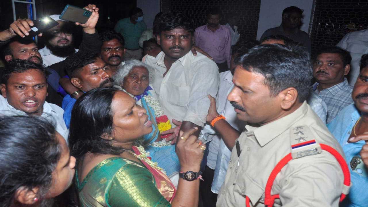 కోడి కత్తి శీను తల్లి, సోదరుడి దీక్ష భగ్నం..