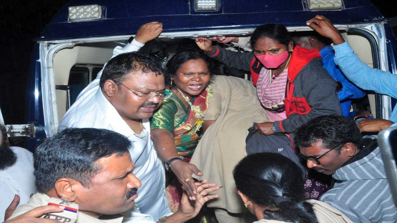 కోడి కత్తి శీను తల్లి, సోదరుడి దీక్ష భగ్నం..