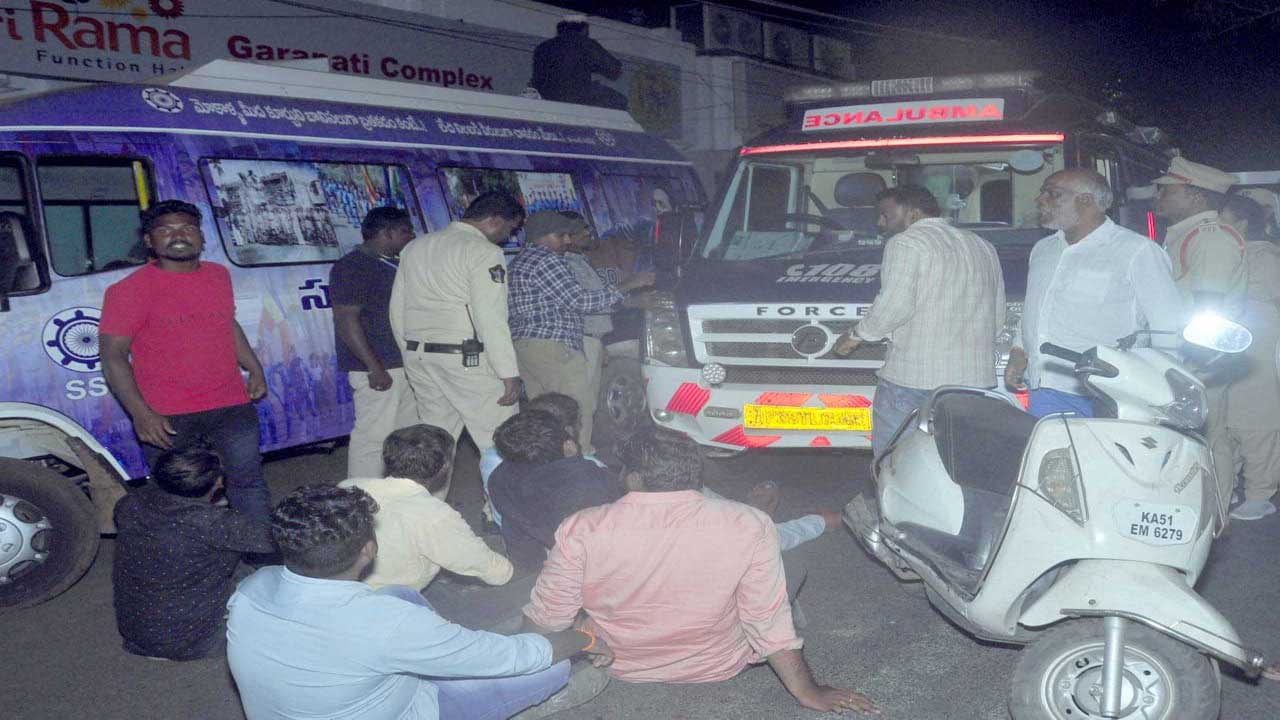 కోడి కత్తి శీను తల్లి, సోదరుడి దీక్ష భగ్నం..