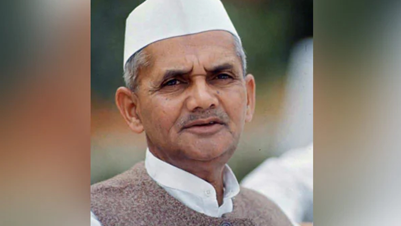 Lal Bahadur Shastri: చెప్పుల్లేకుండా.. ఎండలో మైళ్ల దూరం నడుస్తూ బడికి.. స్ఫూర్తిమంతమైన శాస్త్రి లైఫ్ జర్నీ