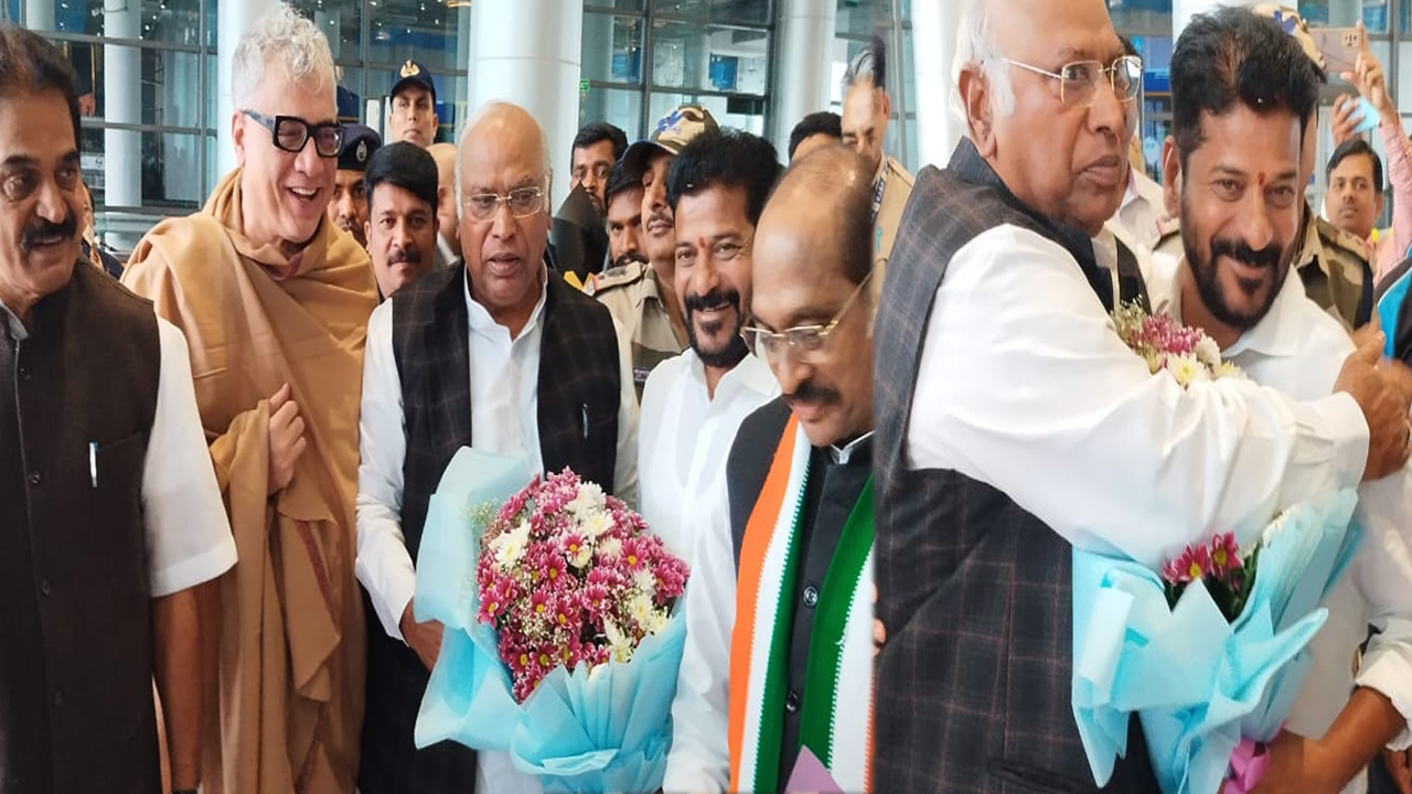 Mallikarjuna Kharge: ఏఐసీసీ చీఫ్‌ ఖర్గేకు రేవంత్ సాదర స్వాగతం