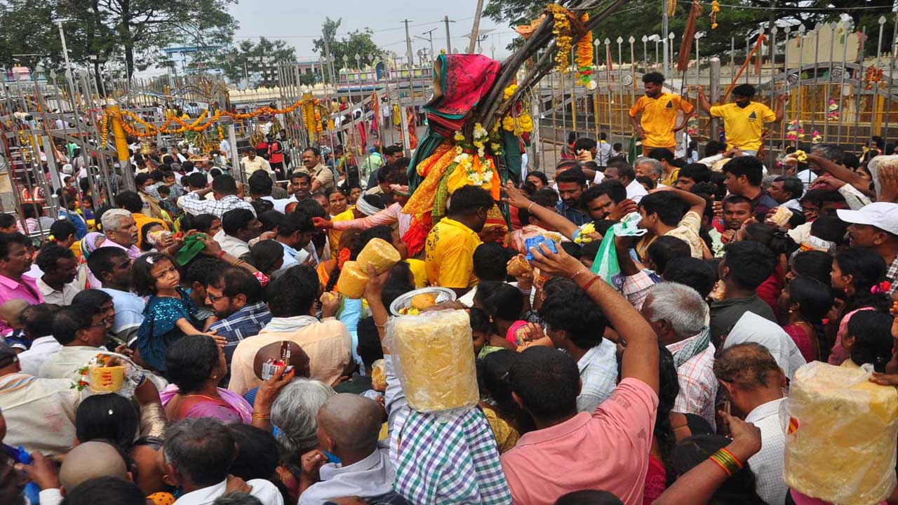 భక్తులతో కిటకిటలాడుతున్న మేడారం..