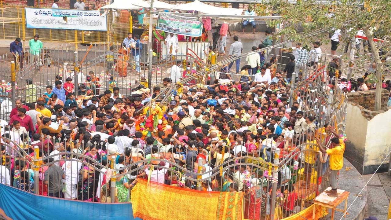 భక్తులతో కిటకిటలాడుతున్న మేడారం..