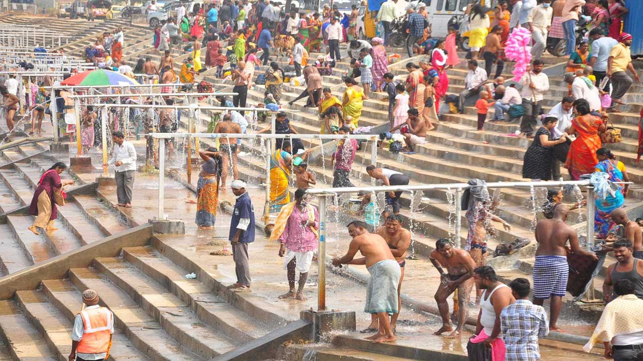 భక్తులతో కిటకిటలాడుతున్న మేడారం..