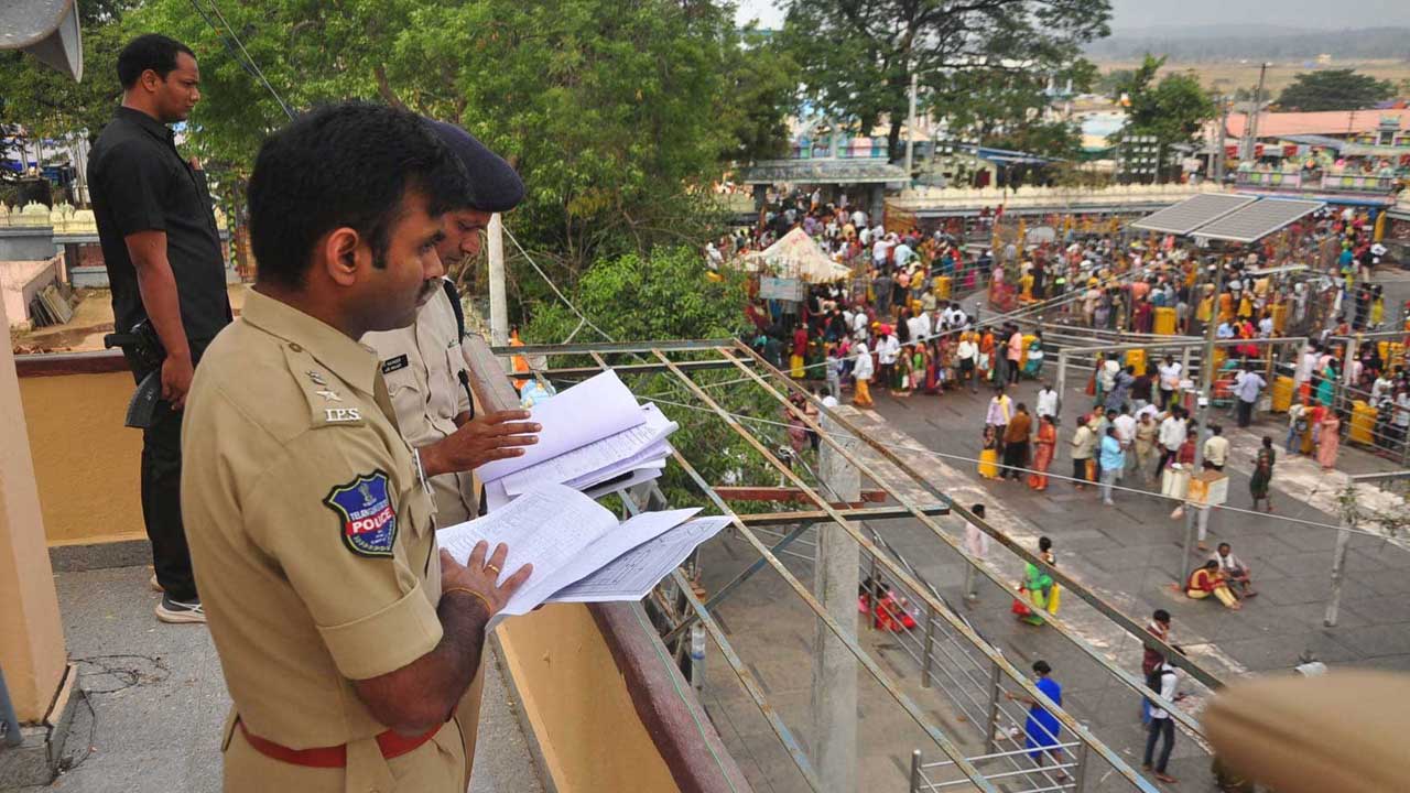 భక్తులతో కిటకిటలాడుతున్న మేడారం..