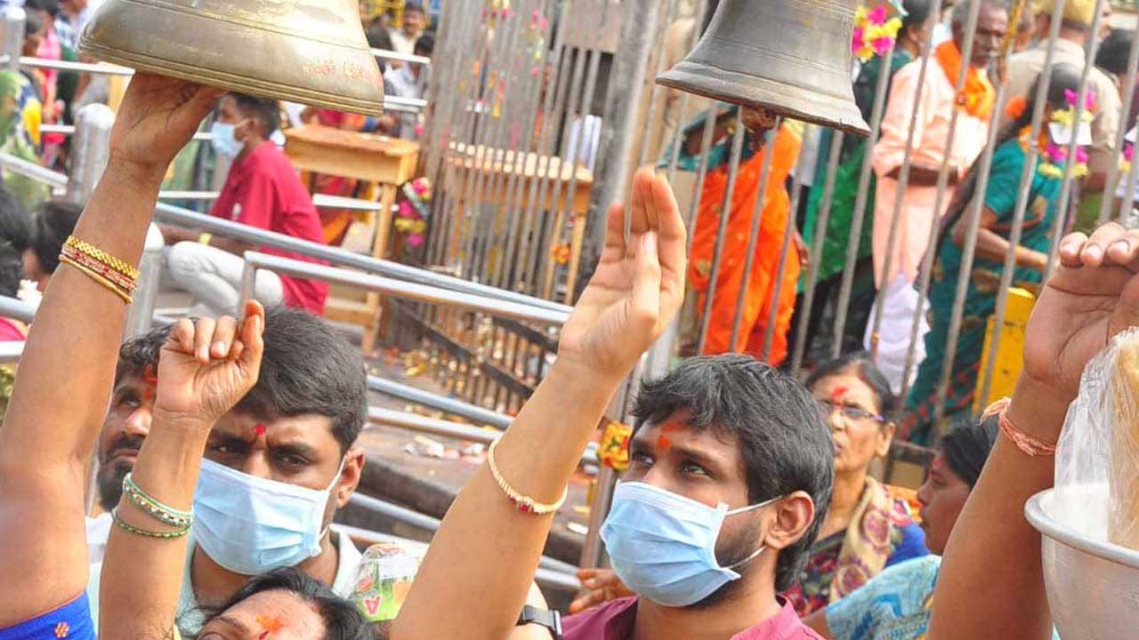 భక్తులతో కిటకిటలాడుతున్న మేడారం..