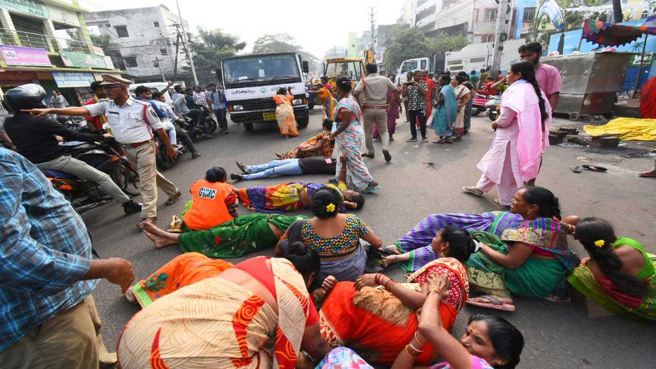Municipal workers: విశాఖలో మున్సిపల్ కార్మికుల అరెస్టు దృశ్యాలు..