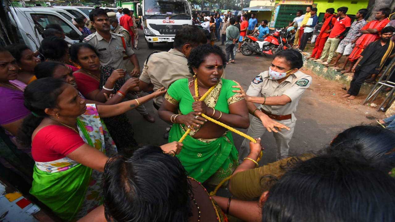 Municipal workers: విశాఖలో మున్సిపల్ కార్మికుల అరెస్టు దృశ్యాలు..