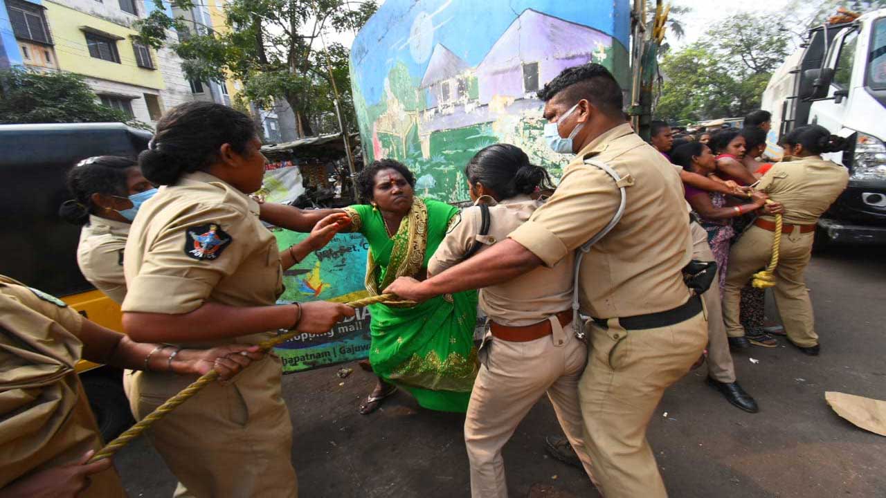 Municipal workers: విశాఖలో మున్సిపల్ కార్మికుల అరెస్టు దృశ్యాలు..