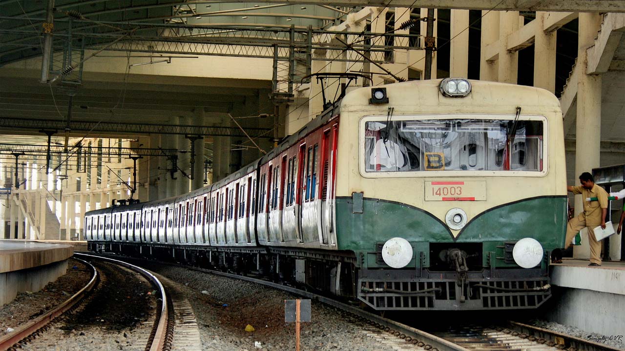 Suburban train: సబర్బన్‌ రైలులో విద్యార్థుల బాహాబాహీ.. రాళ్లు, బీర్‌ బాటిళ్లతో పరస్పర దాడులు 