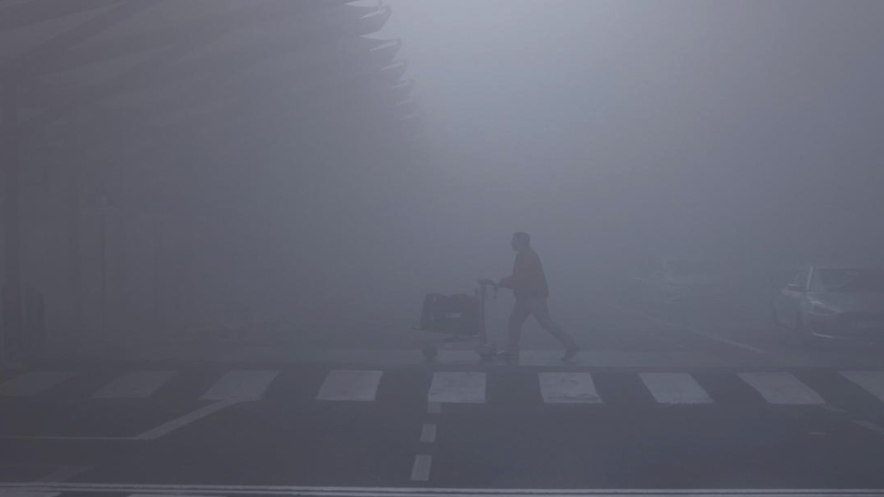 Dense Fog: దట్టంగా కమ్ముకున్న పొగమంచు..విమానాల ఆలస్యం, స్కూల్స్ బంద్