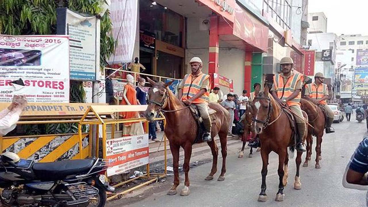 బెంగళూరు: బెంగళూరులో మరోసారి గుర్రాలతో పోలీసులు పహారా