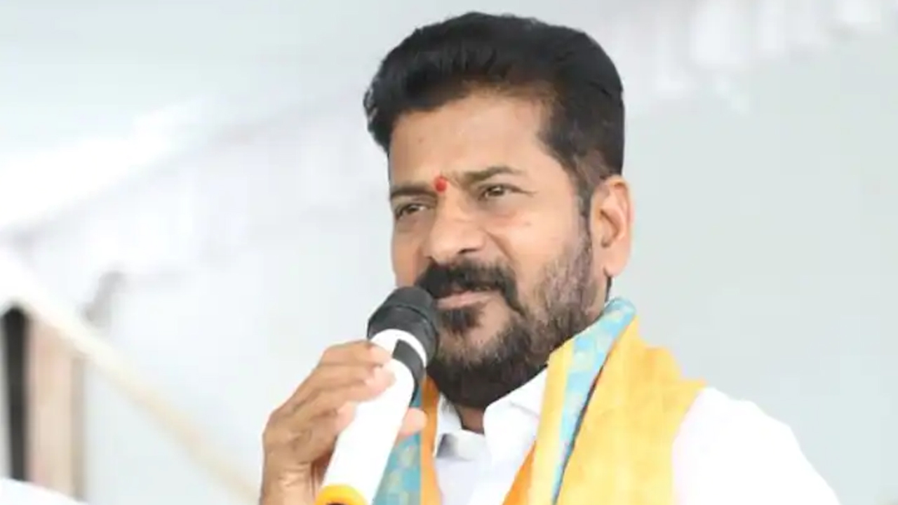 CM Revanth Reddy:  మల్లికార్జన ఖర్గేతో రేవంత్ భేటీ .. మరి కాసేపట్లో మంత్రుల శాఖలపై స్పష్టత..!